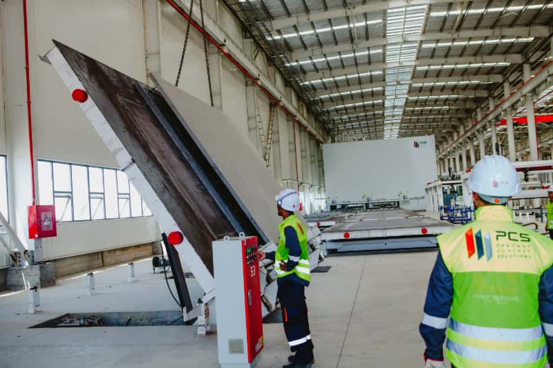 Un mur préfabriqué en cours de transition sur la verticale