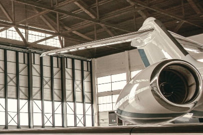 Un jet privé dans un hangar.