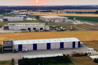 Un data center avec un mini parc électrique à sa droite.