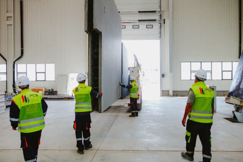 Transport hors site de fabrication d'un mur avec feuillure intégrée.