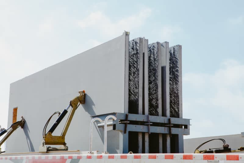 Un mur et ses raidisseurs avant contrôle de fermeture.